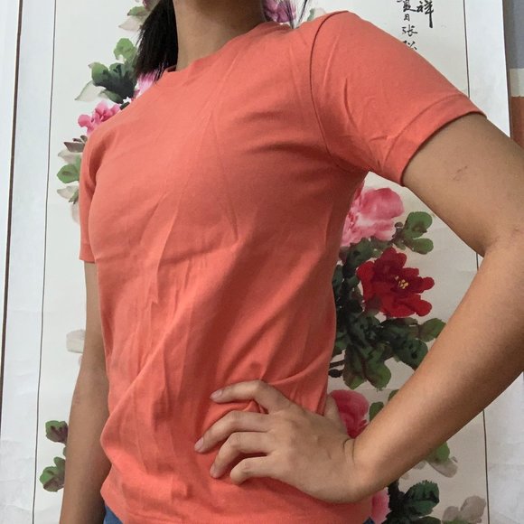 Uniqlo basic solid crewneck tee - Picture 2 of 3